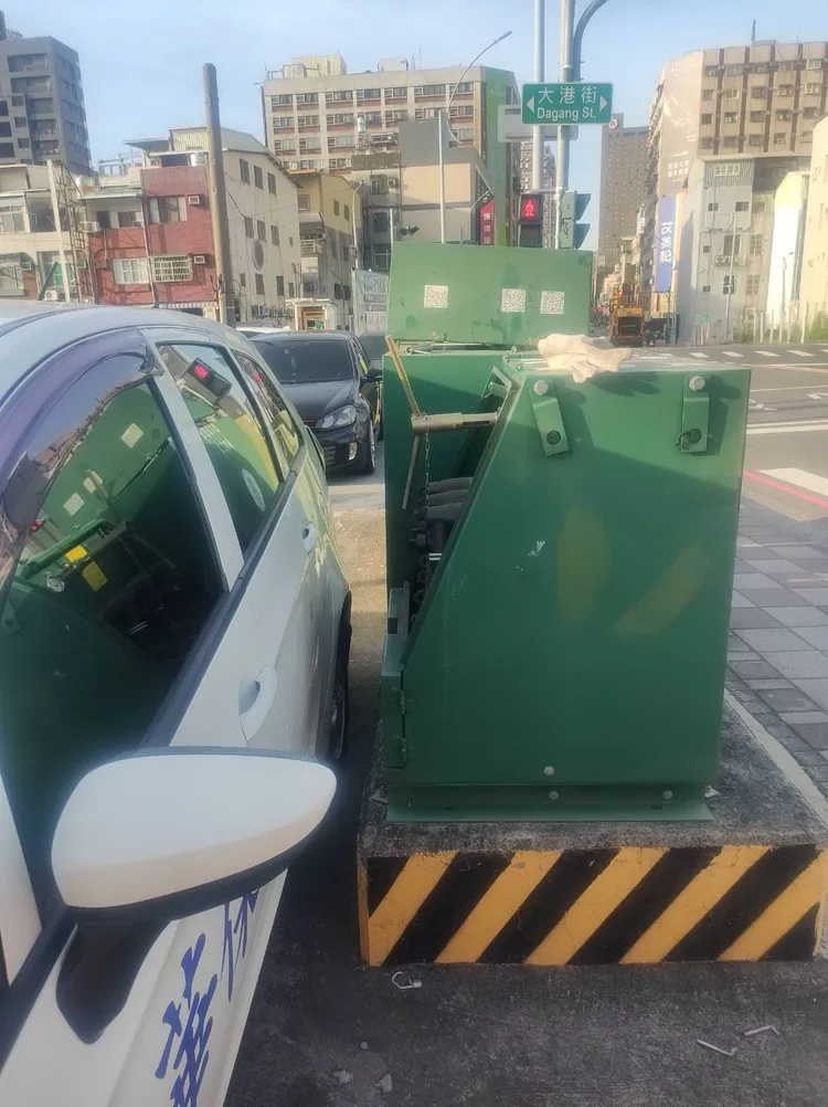 10日清晨三民區復興一路附近因地下電纜故障停電。翻攝畫面