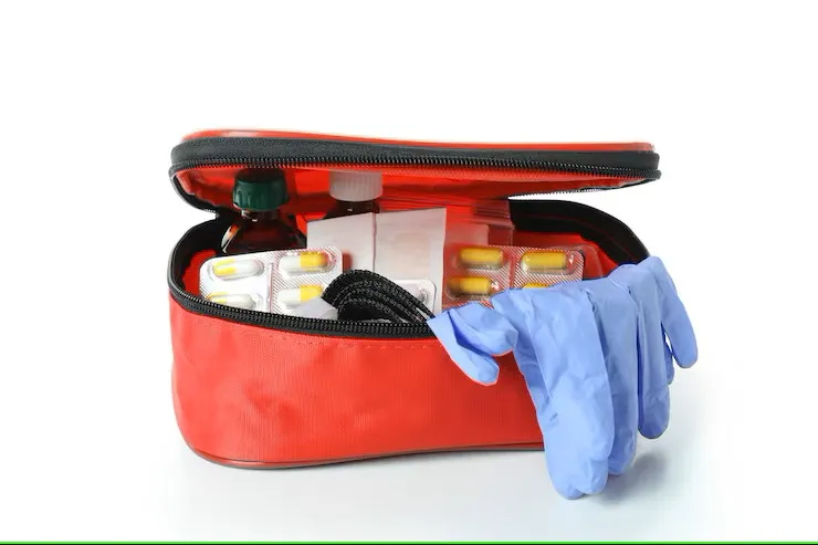 防災包、防震包除了放飲水、糧食外，還要放入藥品。示意圖。圖取自Getty