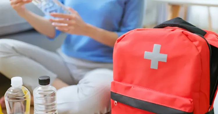 防災包、防震包除了放飲水、糧食外，還要放入藥品。示意圖。圖取自Getty