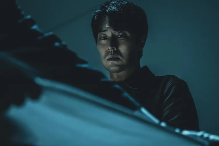 蘇志燮劇中為了替弟弟報仇，時隔11年重回黑道組織。Netflix提供