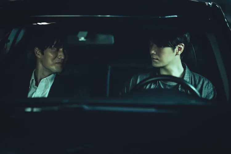 李浚赫（右）飾演蘇志燮的弟弟。Netflix提供