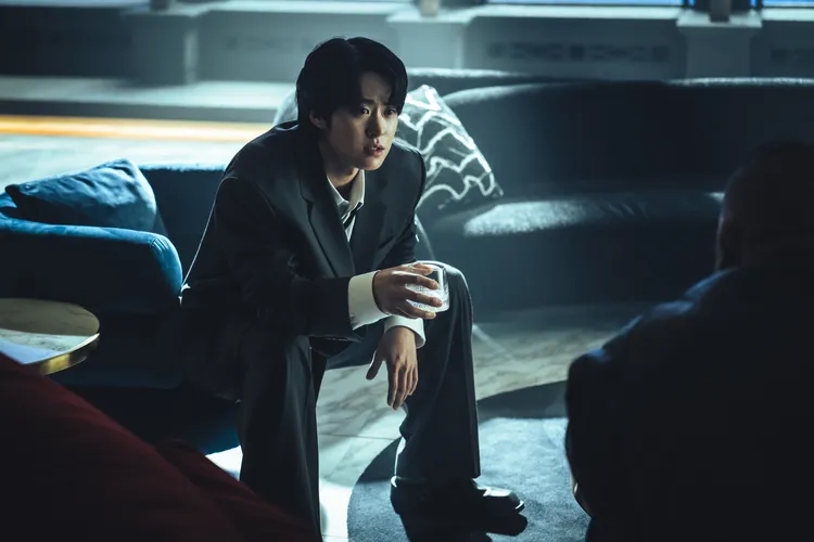 孔明一改暖男形象，詮釋黑道組織繼承人。Netflix提供