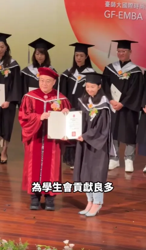 六月畢業領了3個獎。翻攝李易臉書