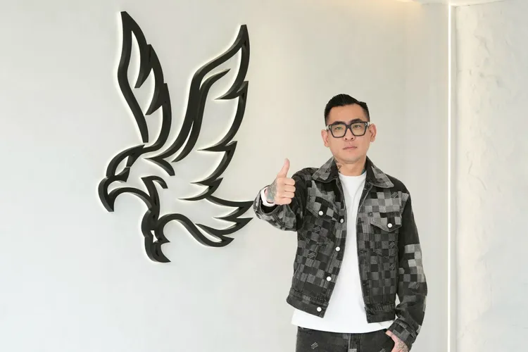 蹦闆在自家店面拍照意氣風發。彭欣偉攝