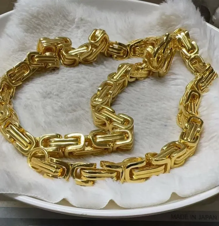 蹦闆花320萬元打造的22兩黃金項鍊，宣告塵封。蹦闆提供