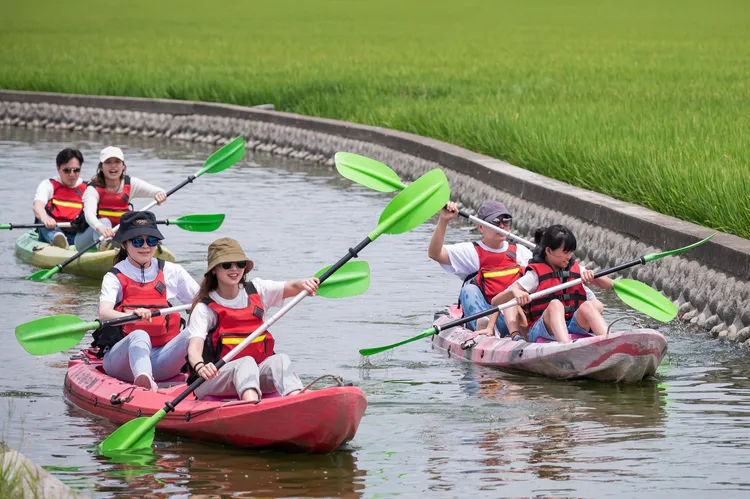 即日起至9/30前預訂「盛夏湯泉沁涼遊」住房專案，每晚9500元起，搭配自助早餐兩客，以及體驗「黃金河稻」活動，乘坐雙人獨木舟划槳進入鄉野稻田河道中，盡收稻穗美景。礁溪寒沐酒店提供
