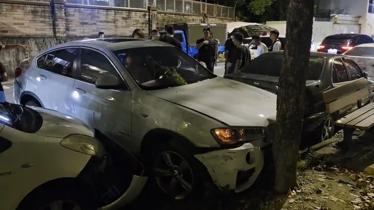 陳嫌駕駛BMW轎車試圖撞開警車突圍，結果撞上民車及路樹。民眾提供