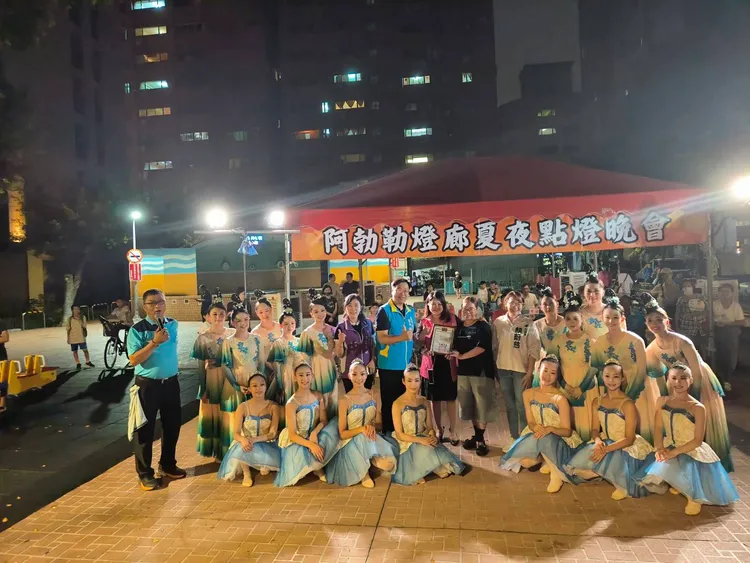 區長鍾耀磊說阿勃勒花期雖短，但透過燈飾與活動設計，延伸出更多溫暖的故事與陪伴感。公所提供