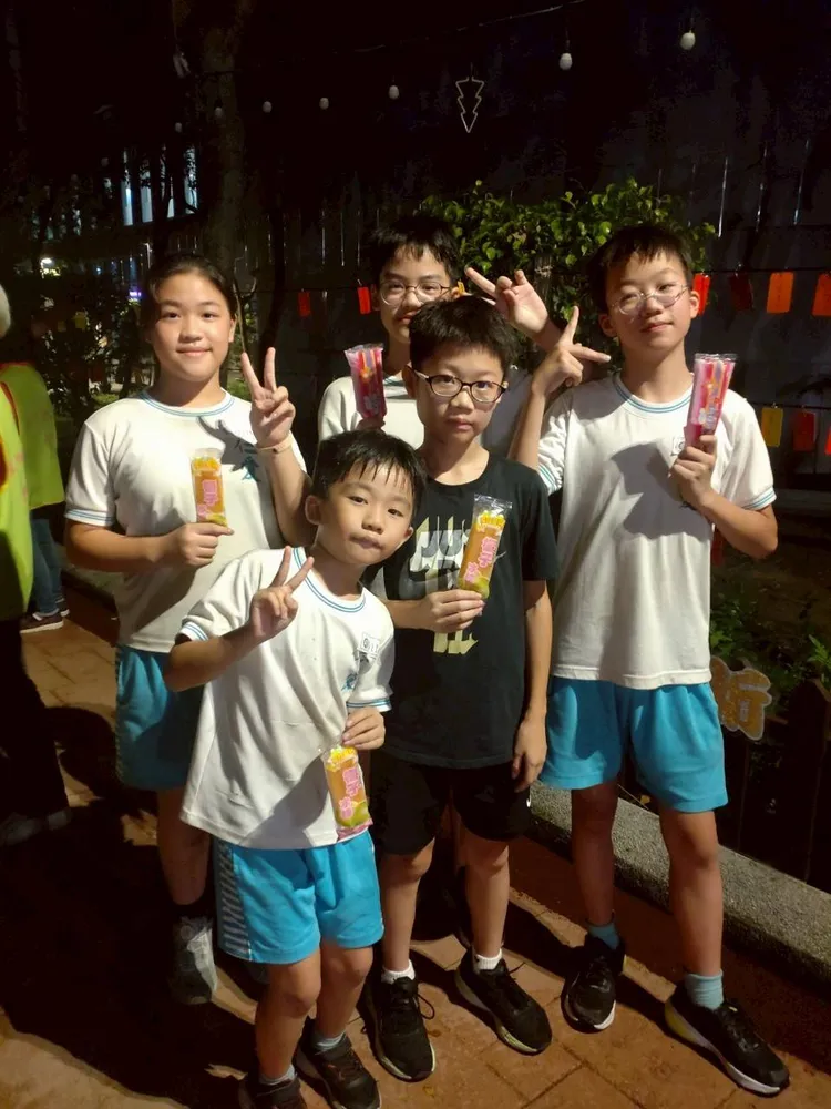 大小朋友一起來參加燈會，感受夜間美麗的花道魅力。公所提供