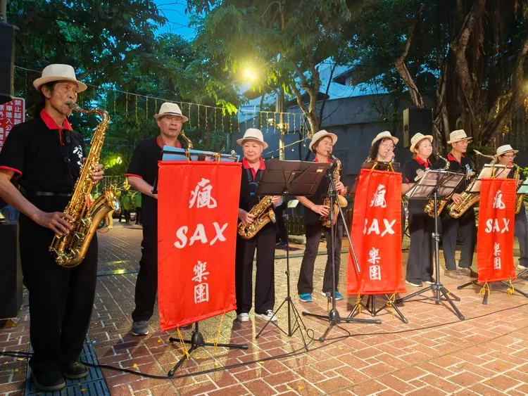 燈會由瘋SAX樂團帶來悠揚的薩克斯風演奏揭開序幕。公所提供