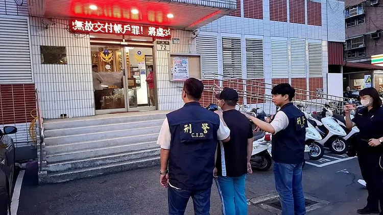 軍人林姓男子涉虐貓，5月31日退役步出營區立刻被新北警方帶回警局。新北市動保處提供