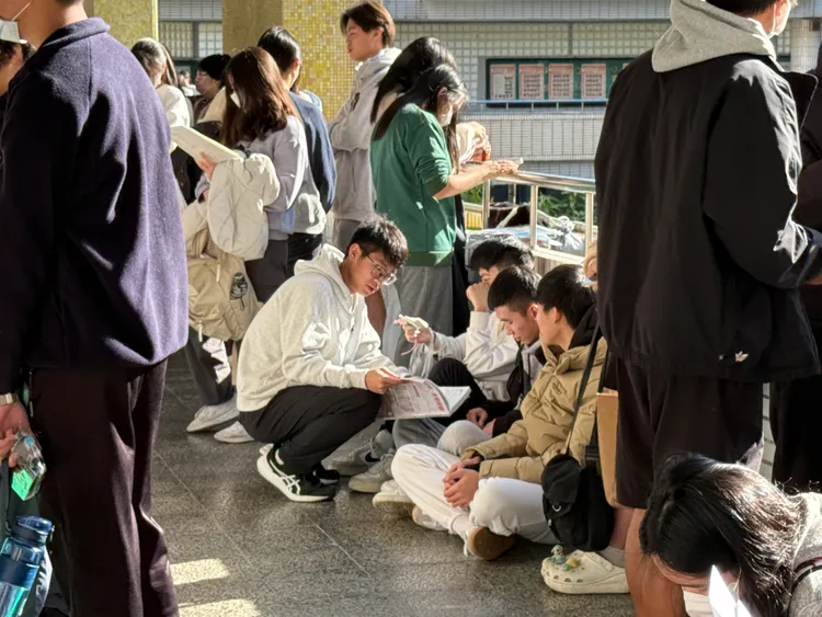 台灣AI人才供不應求，高中教育仍以升學為導向，實務操作與跨域訓練尚待強化。攝影中心