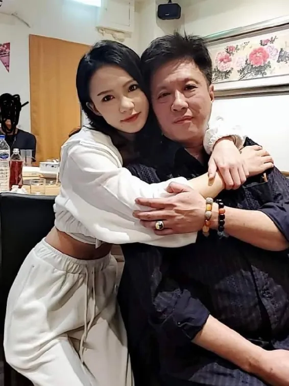 已故作家陸之駿與女兒。翻攝自陸女臉書