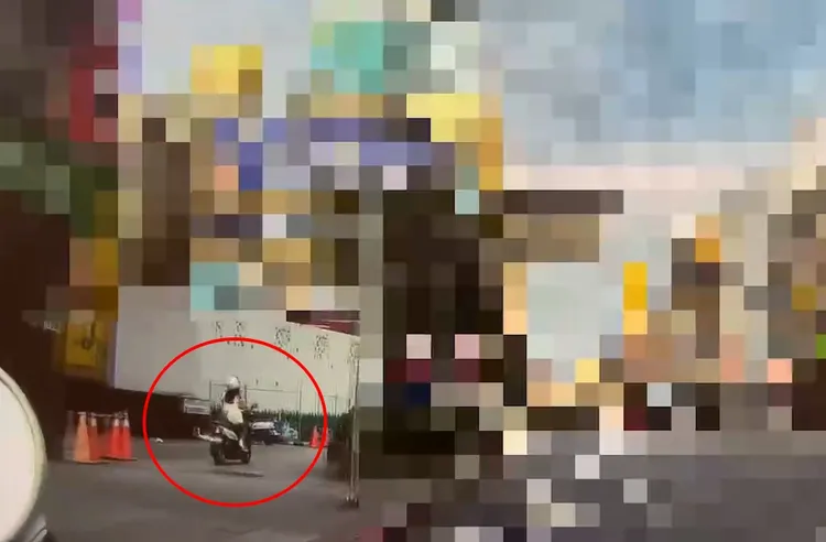 陸女酒駕騎上人行道。警方提供