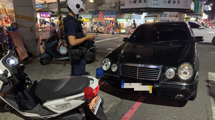 陳男駕駛未掛車牌車輛又違停，遭警方開單告發。翻攝畫面