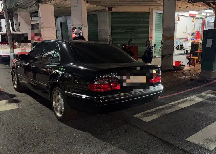 陳男駕駛未掛車牌車輛又違停，遭警方開單告發。翻攝畫面