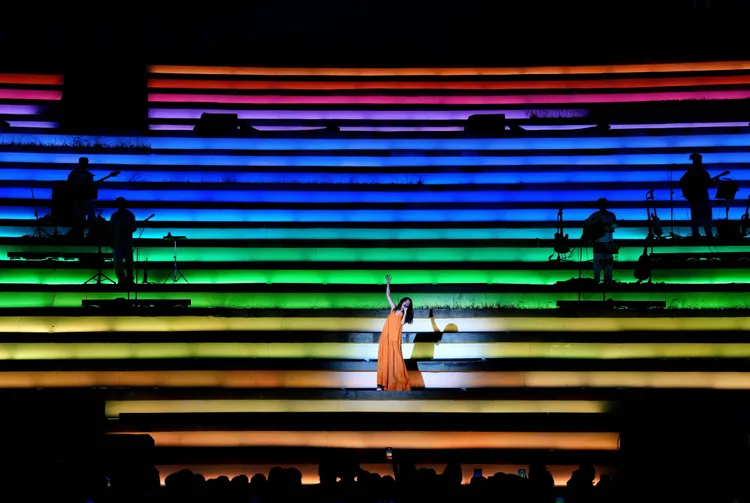 田馥甄在衛武營戶外階梯上演燈光秀，成為演出的一部分。何樂音樂提供