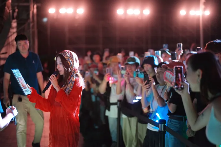 田馥甄下台與粉絲近距離互動。何樂音樂提供