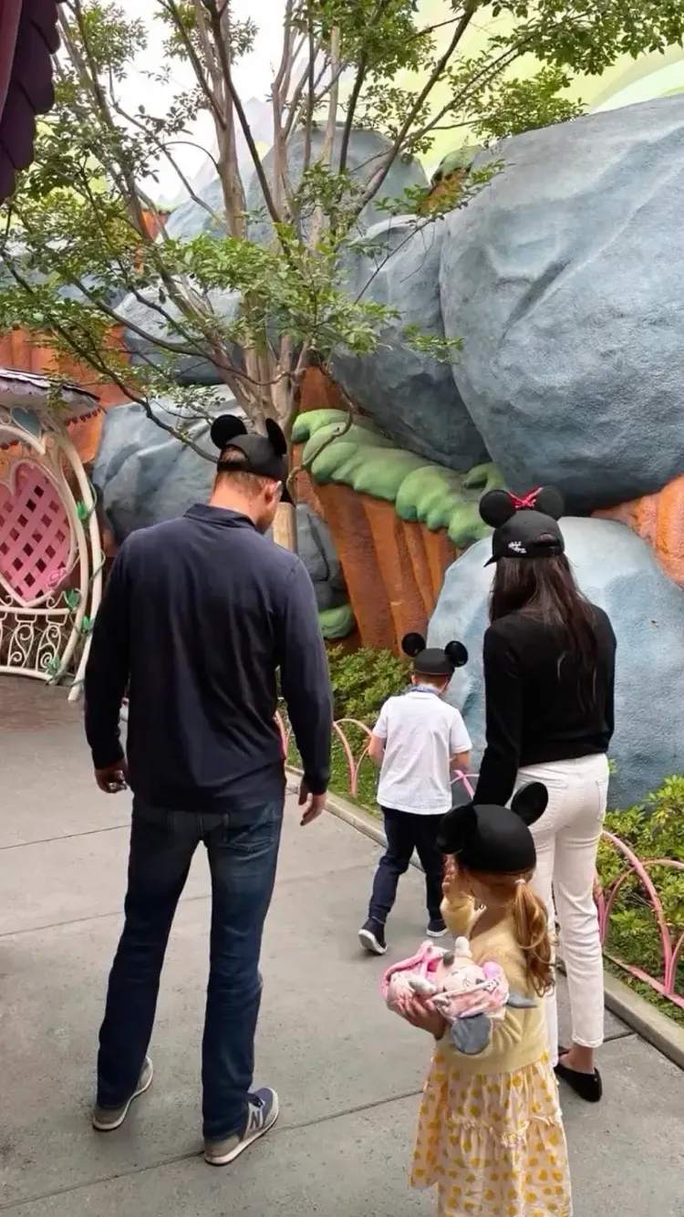 一家人在園裡都戴上米奇與米妮耳朵造型帽。