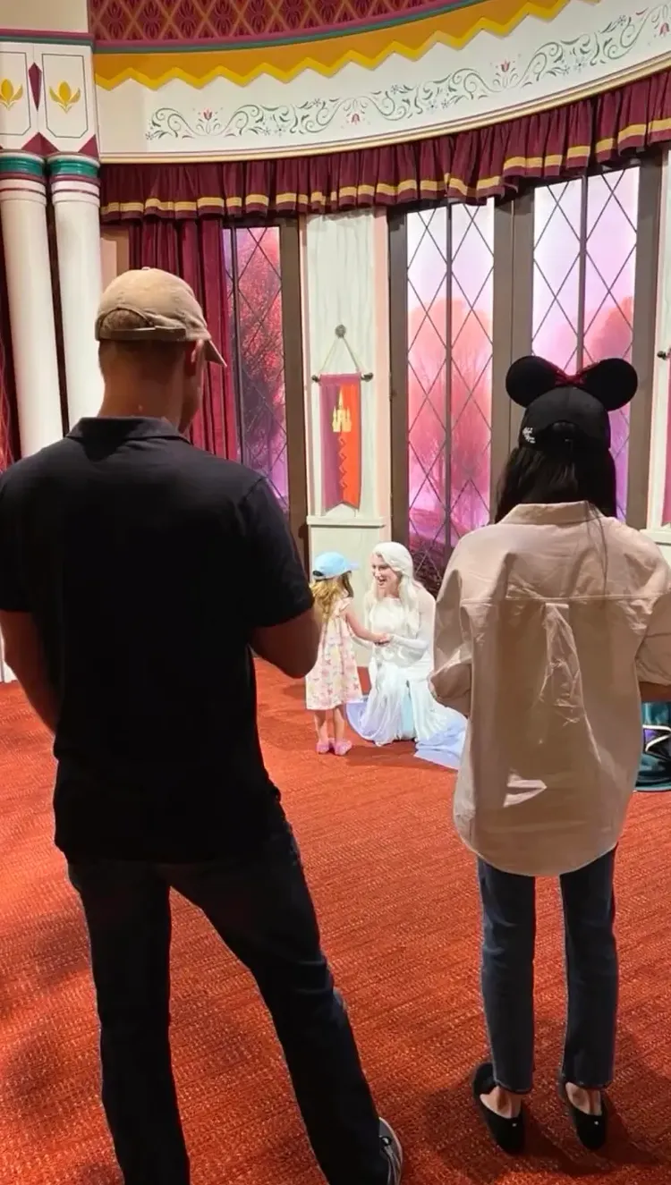 莉莉貝見到艾莎非常興奮。