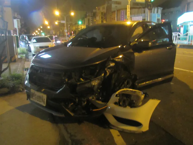 休旅車撞上賓士車後再連撞2輛停在路邊的轎車，車頭還卡著一塊賓士的前保桿。民眾提供