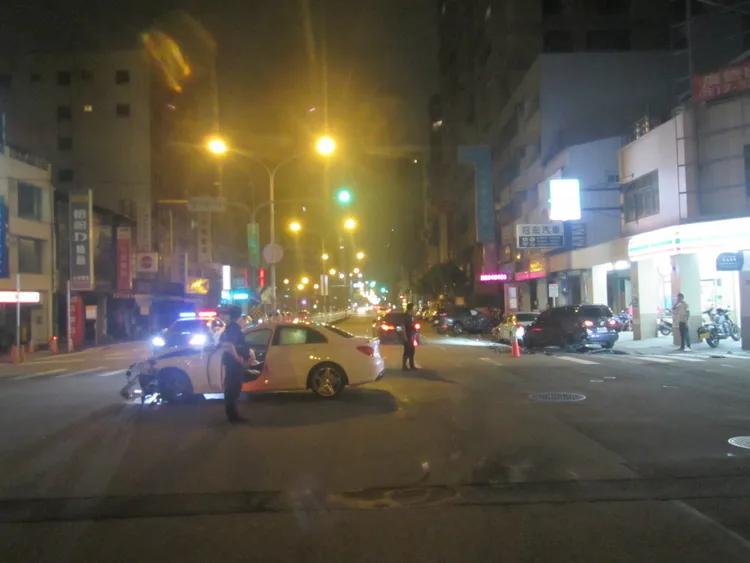 事故發生在台中市北區進化北路與榮華街口。民眾提供