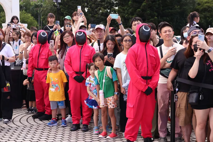 現場有工作人員扮成粉紅衛兵。莊宗達攝