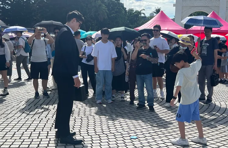 台版孔劉與觀眾打畫片。陳薇安攝