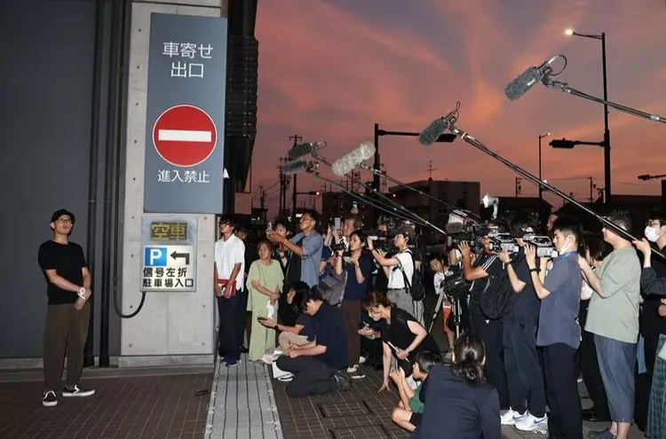 松岡昌宏（左）昨結束舞台劇彩排後主動面對媒體。翻攝《東京體育》