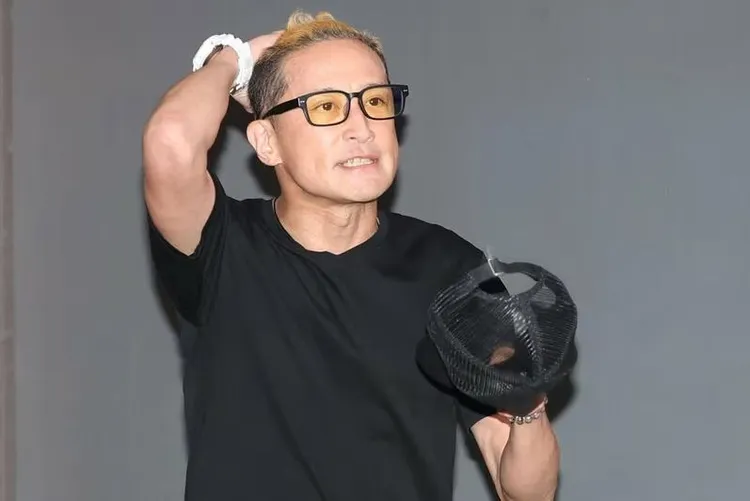 松岡昌宏向媒體脫帽致意。翻攝《東京體育》