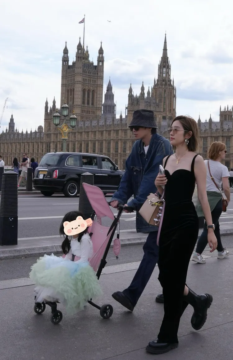張若昀與唐藝昕一家三口在倫敦遊玩。翻攝羊就是咩咩叫微博