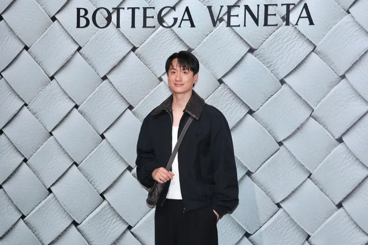 劉俊謙身穿編織拼接夾克搭配DIAGO編織皮革肩背包。莊宗達攝