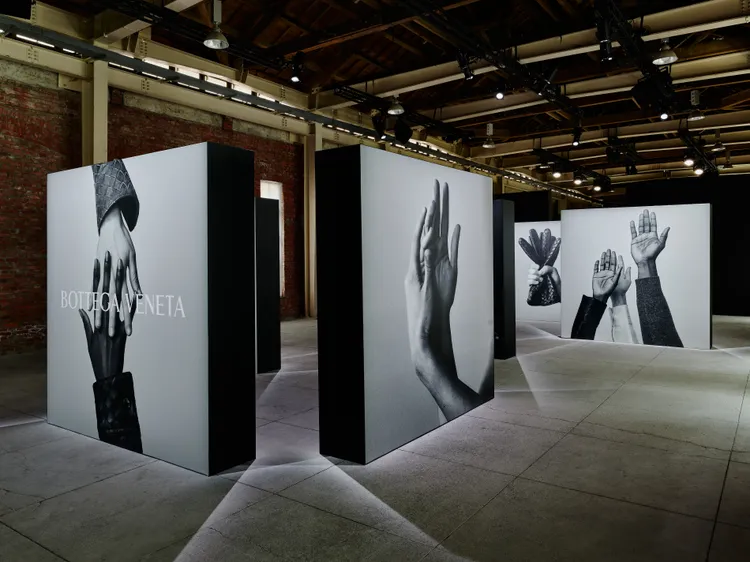 現場透過大型沉浸式裝置，帶領賓客深入感受品牌的編織工藝與匠人精神。品牌提供