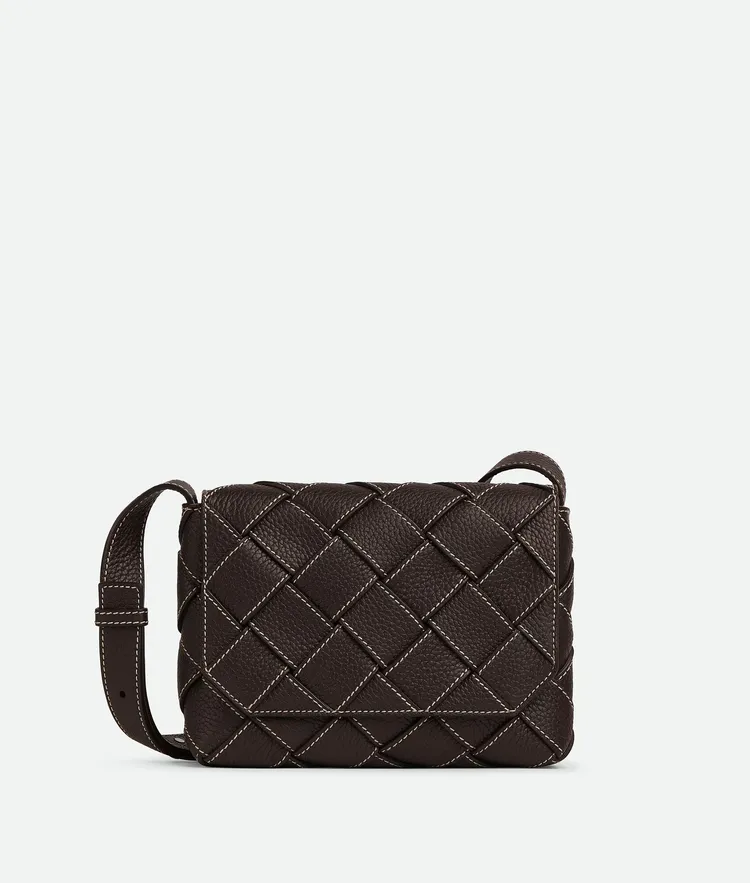 Bottega Veneta DIAGO編織皮革肩背包，9萬9800元。品牌提供