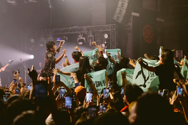 滅火器粉絲四面火旗全到齊。火氣音樂提供