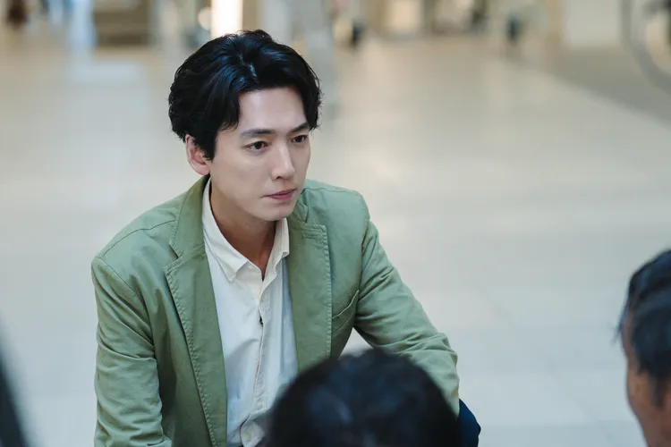 鄭敬淏《勞務師盧武鎮》飾演幫鬼魂申冤的勞務律師。friDay影音提供