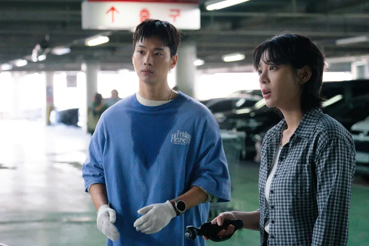 薛仁雅（右）、車學沇透過YouTube拍影片，幫助姊夫鄭敬淏。friDay影音提供