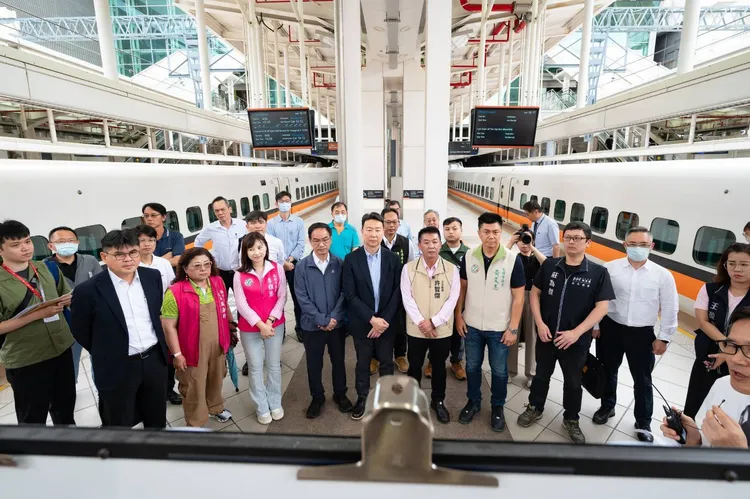 交委會現勘高鐵左營站旅客轉乘高雄捷運動線。交通部提供