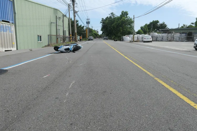 陳姓男騎士違規雙黃線左轉，與後方逆向的大型重機猛撞，釀成1死1傷慘劇。民眾提供