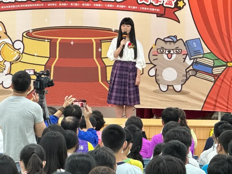 崇利建設「第三代」董事長孫女代表畢業生們上台致詞。曾佳俊攝