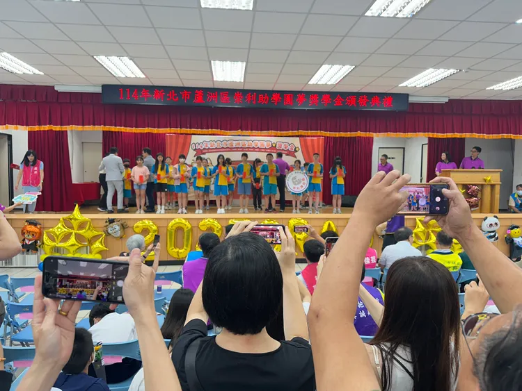 獎助學金頒獎現場熱鬧非凡，家長們手機拍照此起彼落，新北市議員彭佳芸更分享求學過程到當上主播、議員的心路歷程。曾佳俊攝