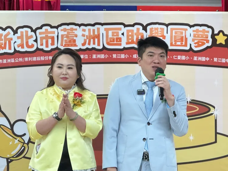 崇利建設總經理楊宗翰(右一)及其夫人陳姵君樂善好施，地方大受好評。曾佳俊攝