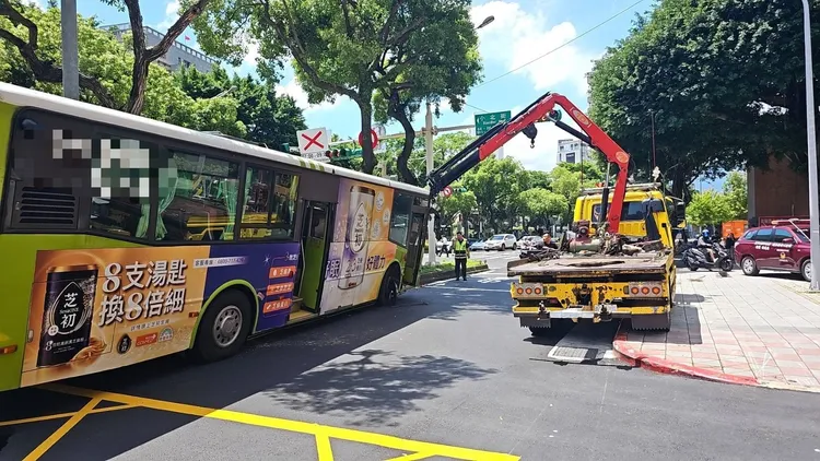 公車自撞分隔島。警方提供