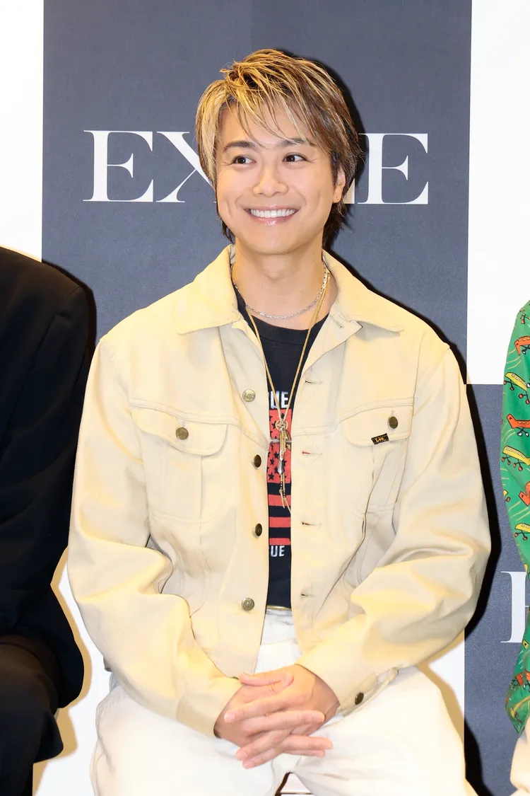 TAKAHIRO吐槽佐藤大樹很不會插吸管。LDH愛夢悅提供