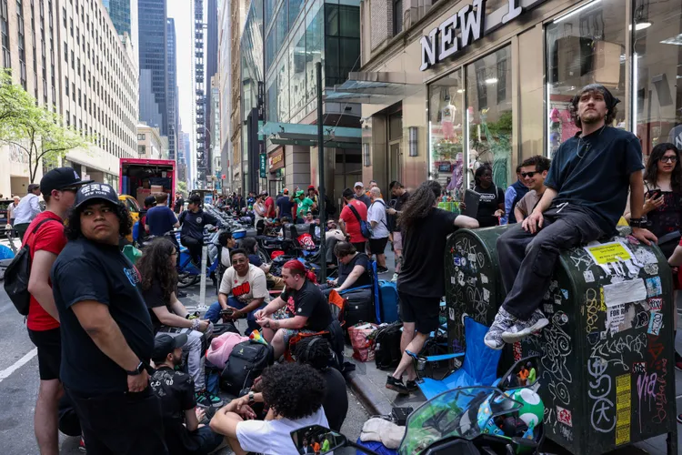 民眾在紐約排隊等候購買Switch 2。路透