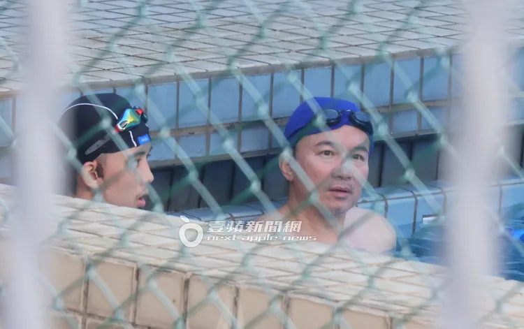 孫安佐（左）和孫鵬在泳池旁談心。特勤中心攝