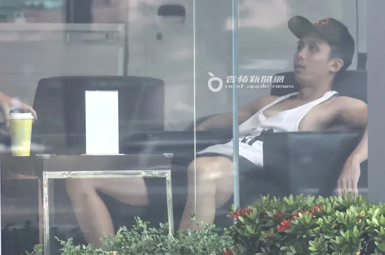 孫安佐黑眼圈很深，癱軟在沙發椅上。特勤中心攝