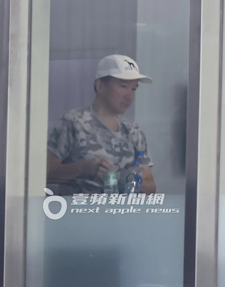 孫鵬去拿水給孫安佐。特勤中心攝