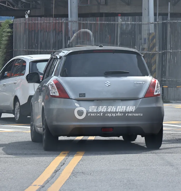 孫鵬開車載孫安佐出門。特勤中心攝