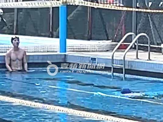 孫安佐游到池畔邊，開心大吼。特勤中心攝